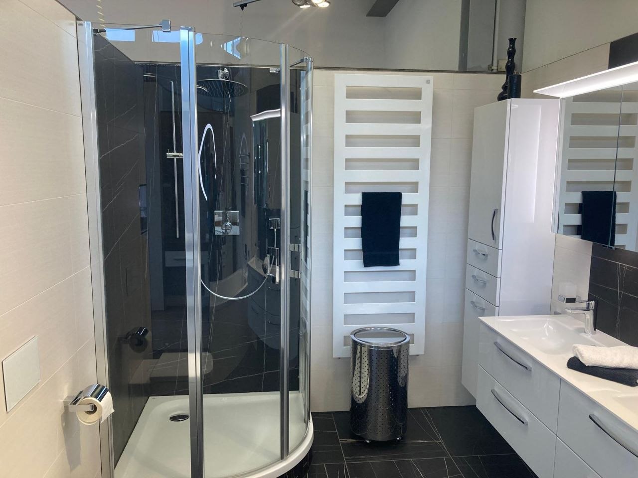 Badezimmer mit Designerfliesen Aufnahme 3